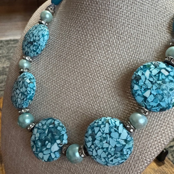 Elegant Blue  turquoise colored Beaded Necklace - Picture 4 of 6